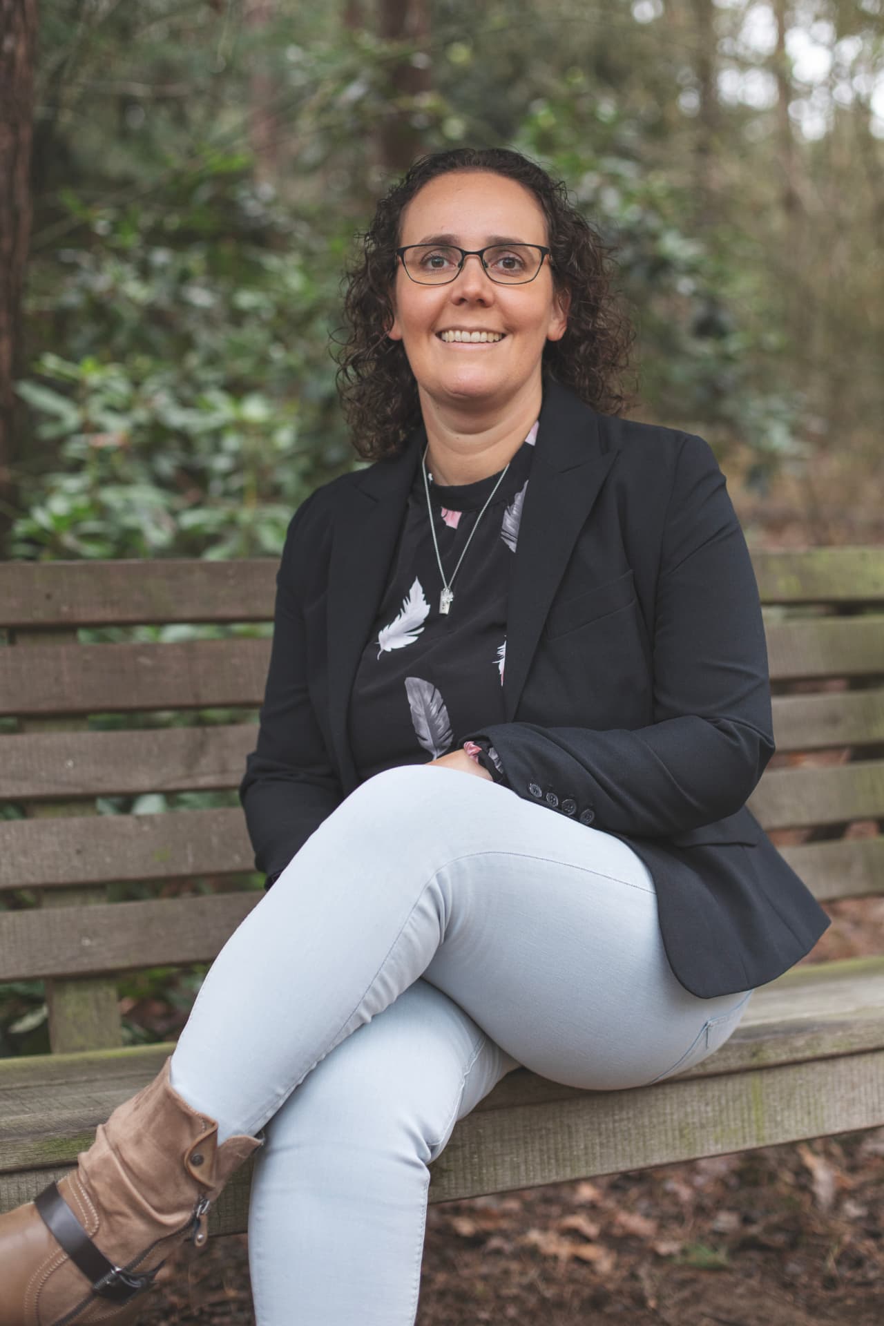 Portret van Femke Dirkx op een bankje in het bos